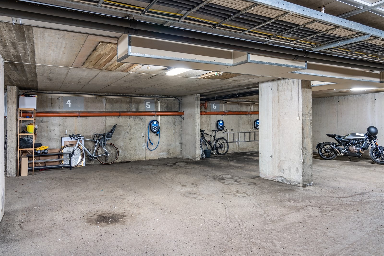 Medfølger garasjeplass nr.5 (med el-lader) med bod i tak Galleribilde