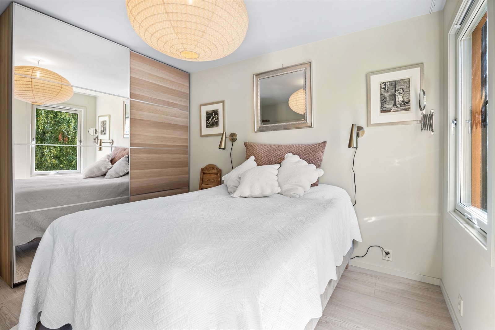 Her er det montert en stor og praktisk skyvedørsgarderobe. Galleribilde