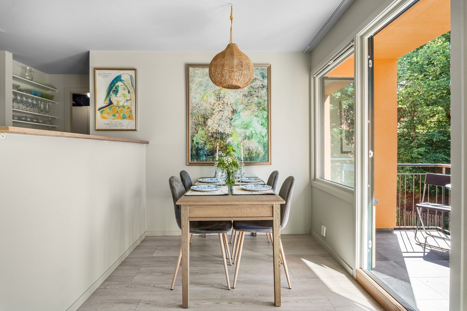 Her er det en koselig egen nisje med plass til spisegruppe. Galleribilde
