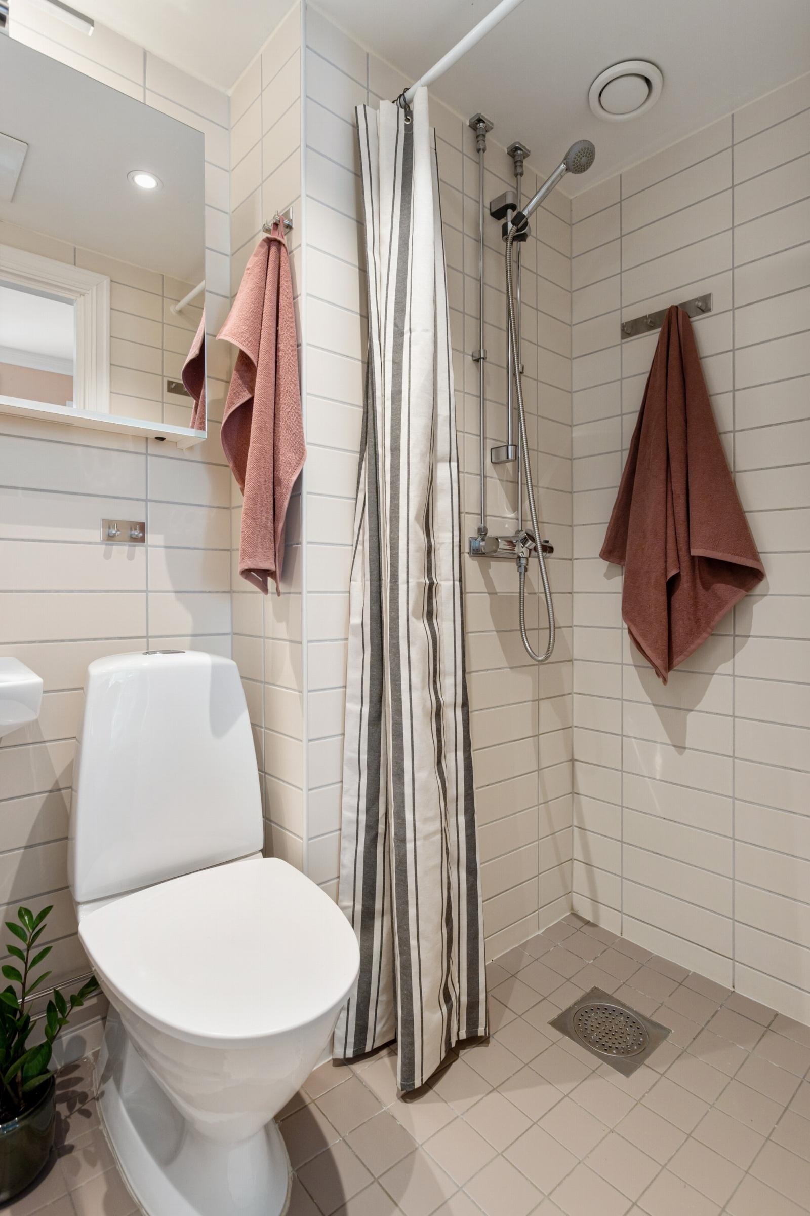 Badet har pene fliser på vegg og gulv. Det er også varme i gulv. Galleribilde