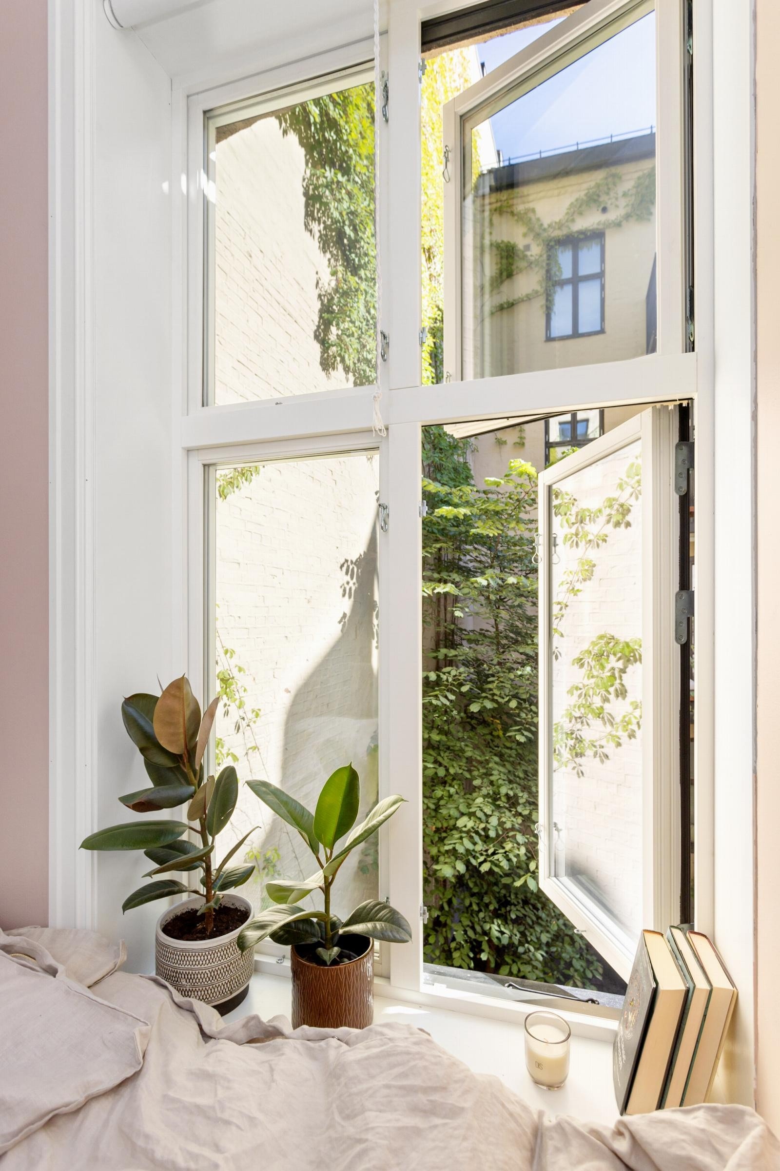 Soverommet vender ut mot rolig omgivelser i bakgården. Galleribilde