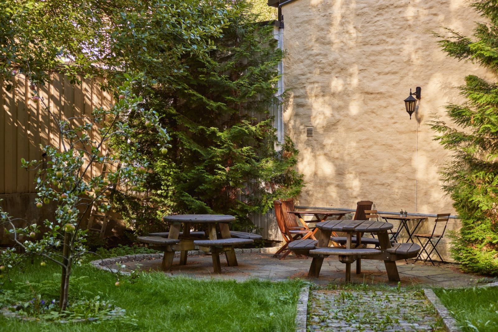 Hyggelig bakgård med sittegruppe og diverse beplantning. Galleribilde
