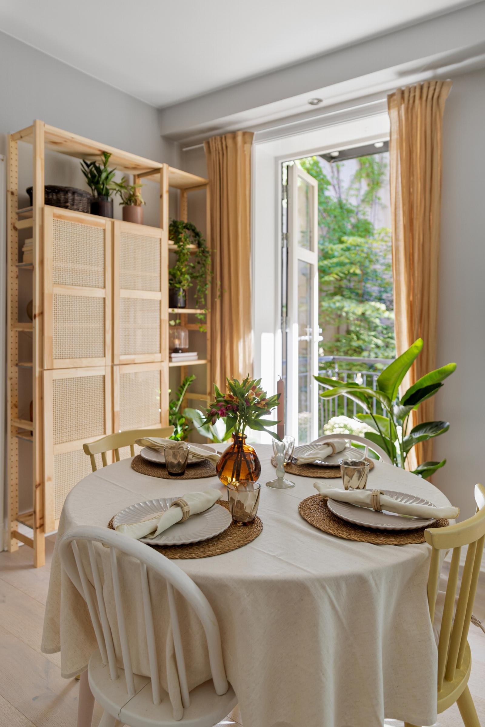 Mellom kjøkkenet og stuen er den perfekte plassen til romslig spisestue. Galleribilde