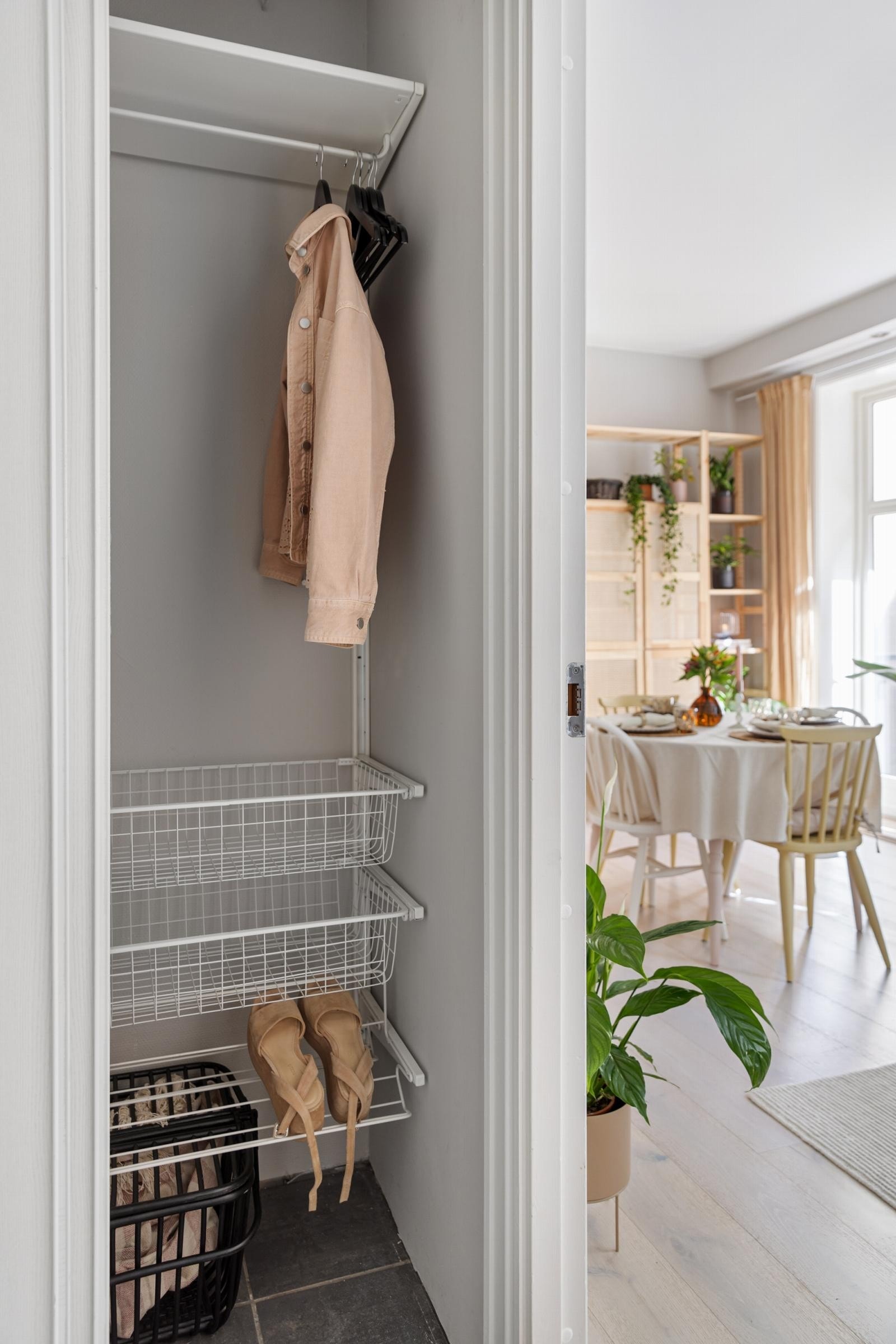 Leilighetens gang er også av fin størrelse med praktisk skyvedørsgarderobe. Galleribilde