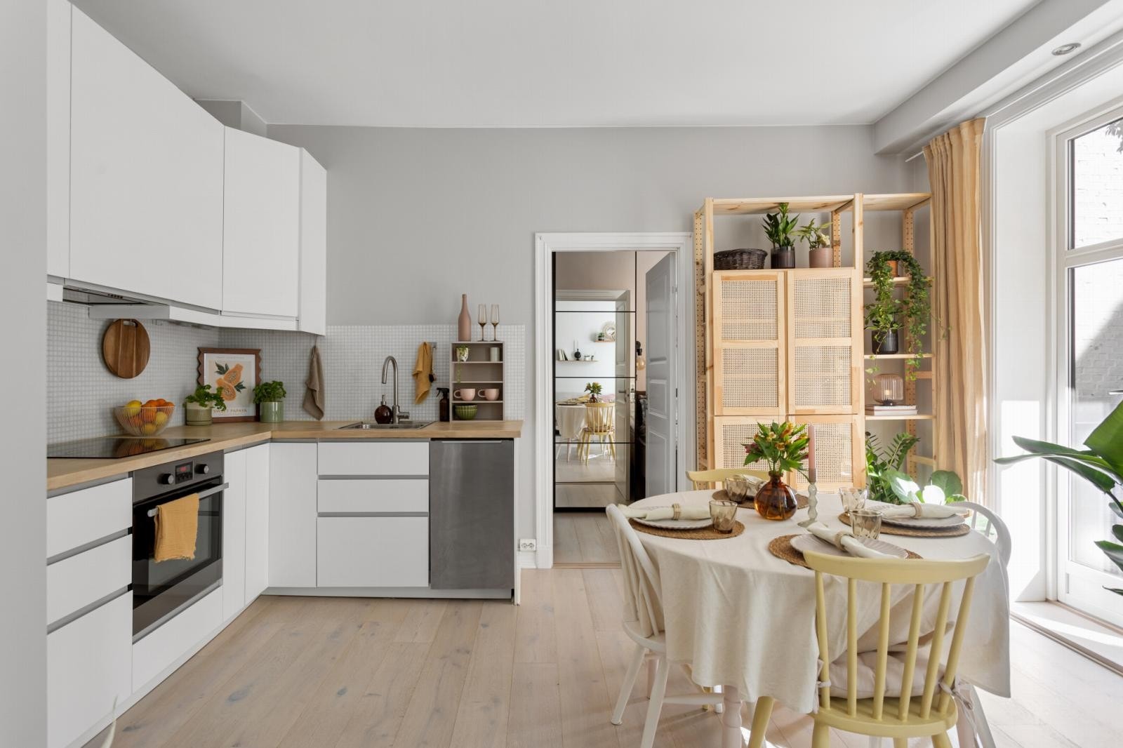 Kjøkkenet ligger i åpen løsning mot stuen. Galleribilde