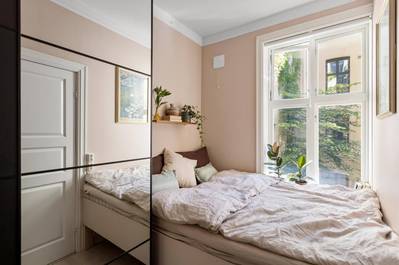 Soverom med plass til dobbeltseng. På soverommet er det satt inn en romslig skyvedørsgarderobe for ekstra oppbevaring. Galleribilde