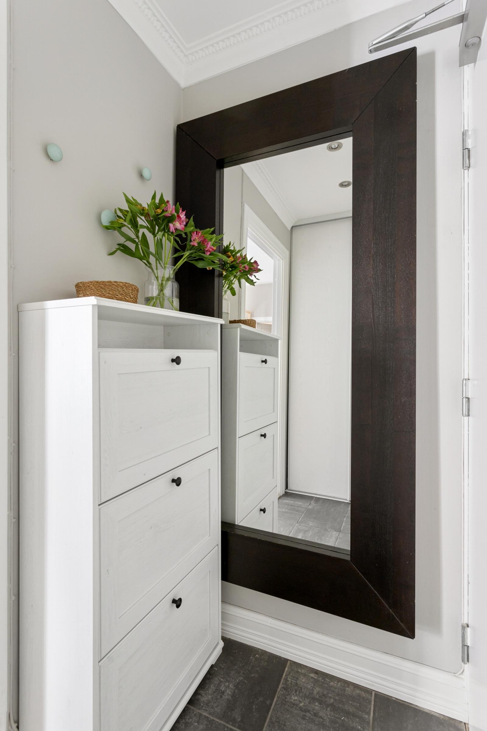 Entreens gulv er pent flislagt, inngangsdøren er brannklassifisert og det er callinganlegg med portåpner. Galleribilde