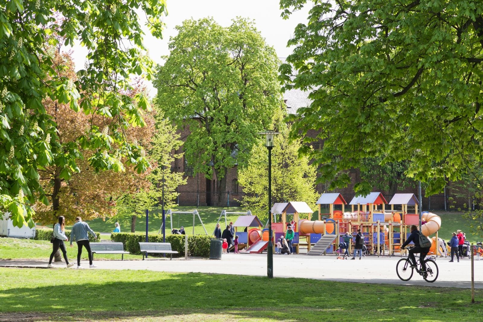 Sofienbergparken er en av de mange parkene i nærheten av din nye leilighet. Velkommen til visning! Galleribilde