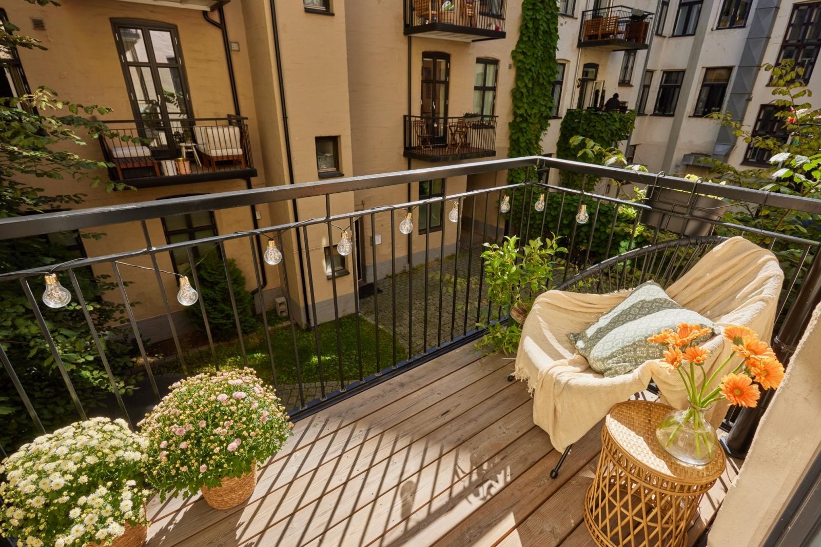 Leilighetens balkong har gode lys- og solforhold mellom ca. kl. 14-18 på skyfrie sommerdager. Galleribilde