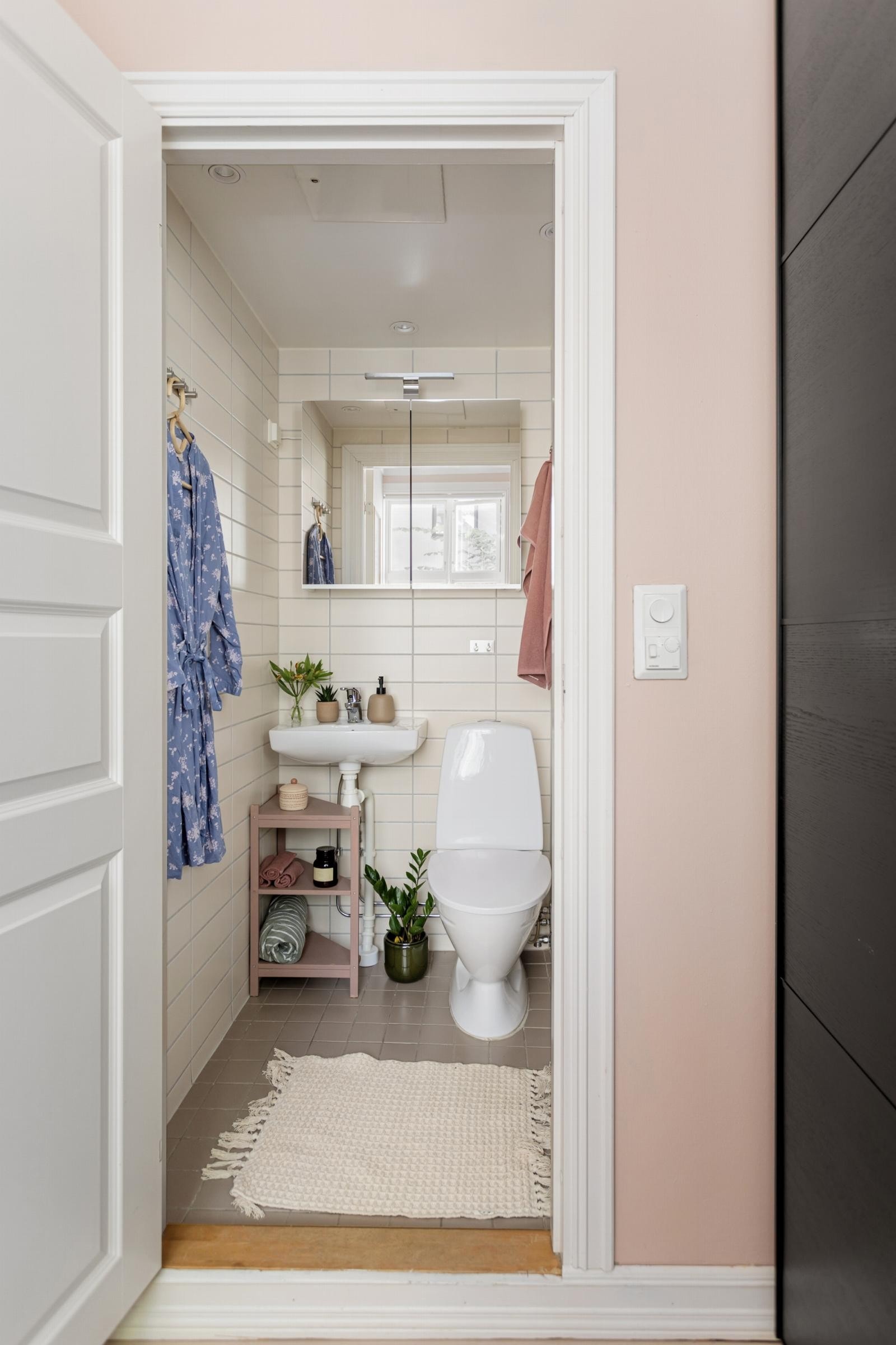 Fra soverommet har man videre adkomst til leilighetens bad. Galleribilde