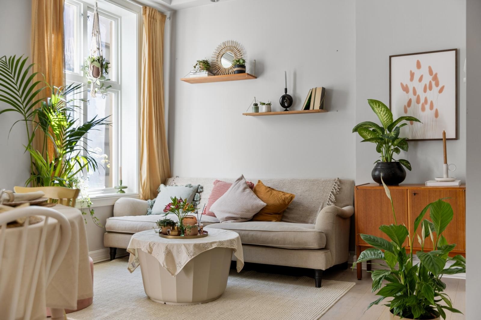 Leiligheten holder fin standard med pen enstavsparkett, downlights i tak og pene, tidsriktige fargetoner på vegg. Galleribilde