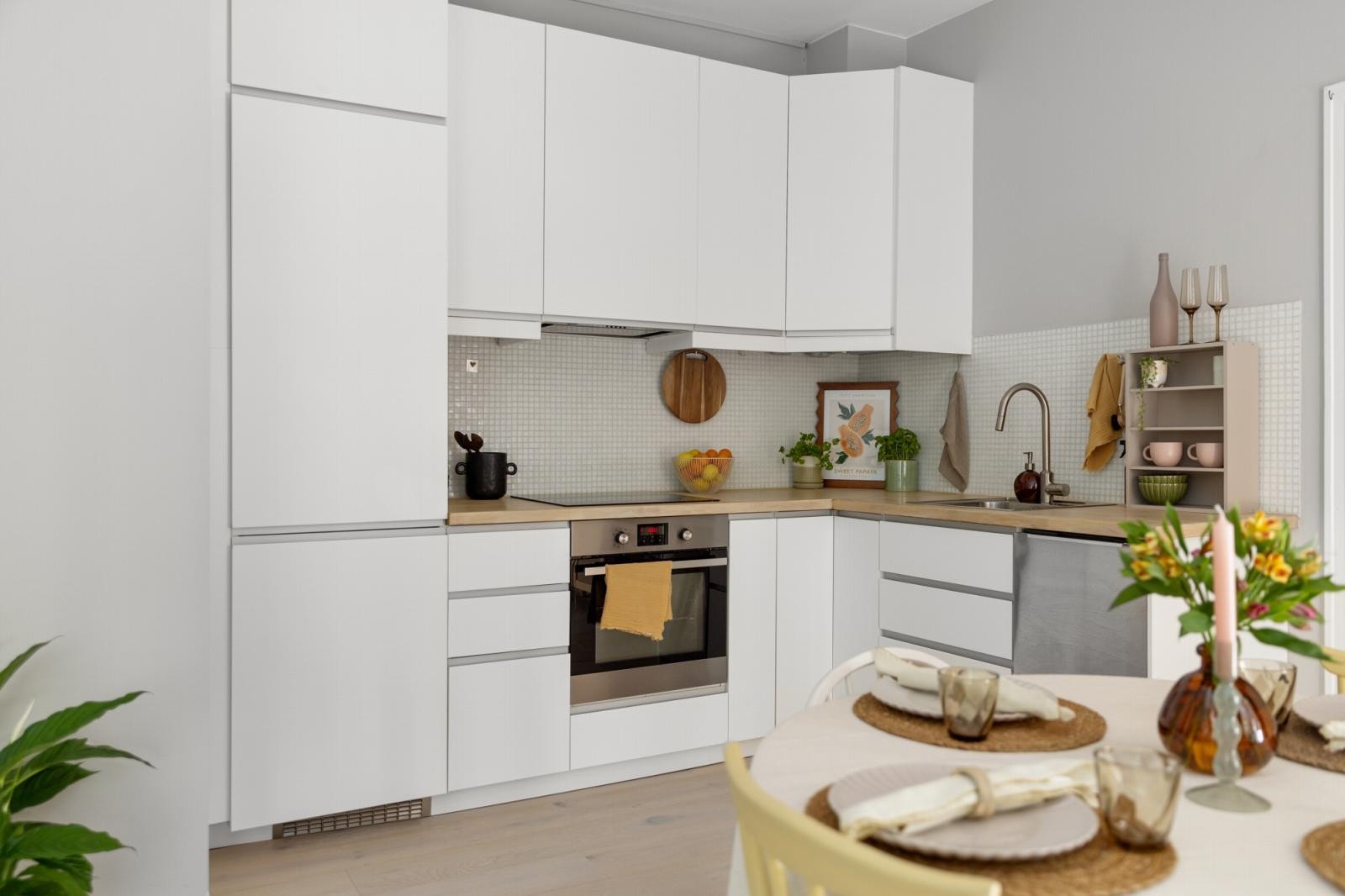 Stilrent og moderne kjøkken fra 2017. Alle hvitevarene på kjøkkenet medfølger. Galleribilde