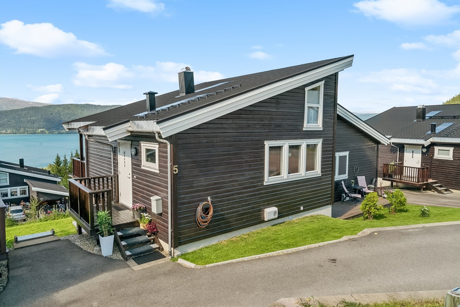 Velholdt rekkehus fra 2009 med fantastisk utsikt over Ranfjorden! Parkering i carport Galleribilde