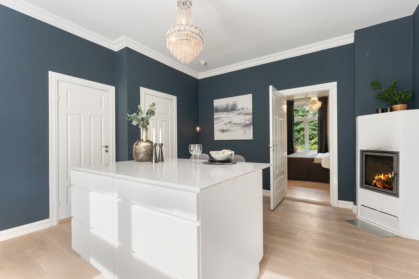 Gjennomgående god atmosfære hvor boligens andre ildsted er plassert her. Galleribilde