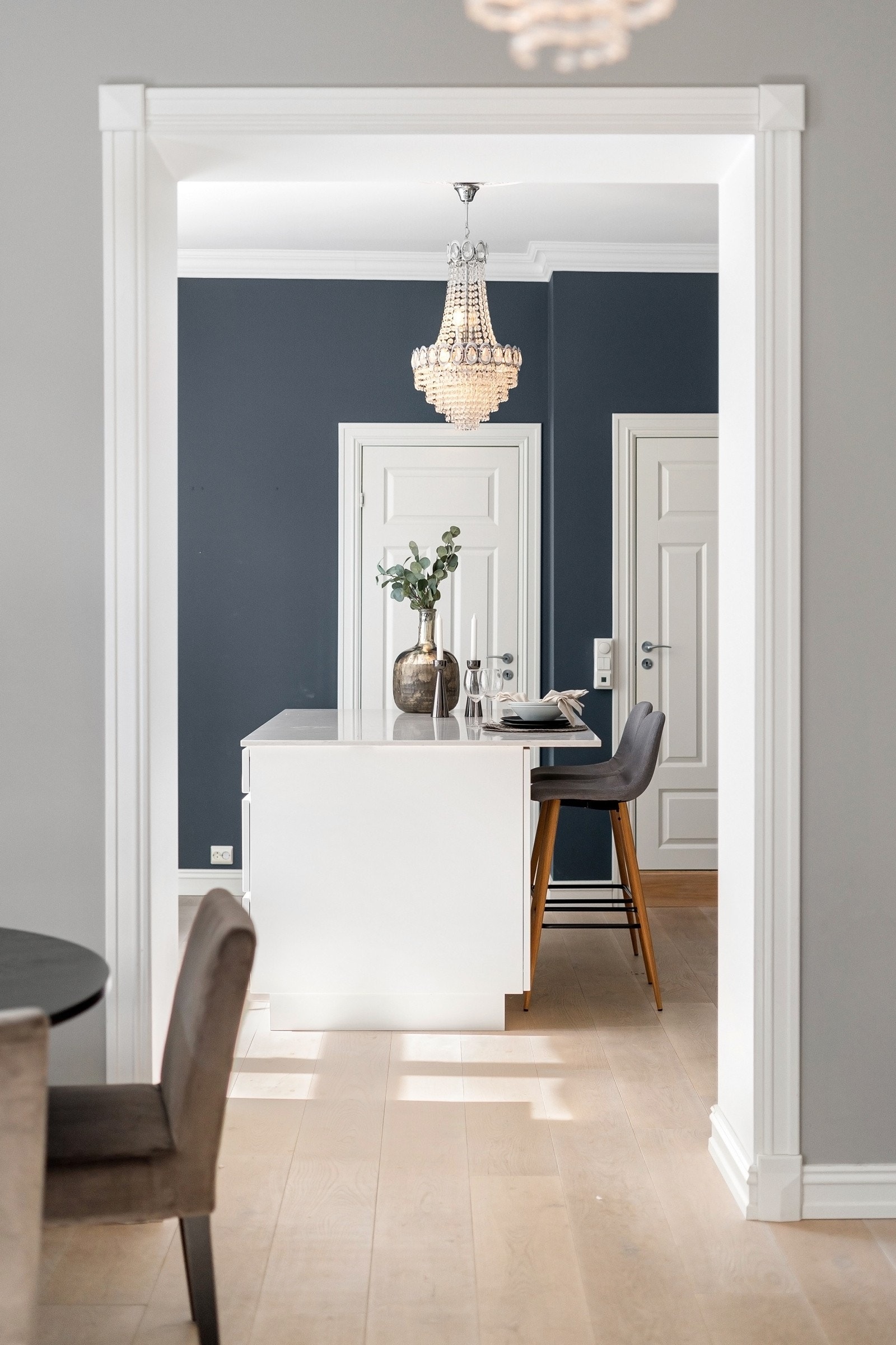 Boligen har elegante detaljer i flere av boligens rom. Galleribilde