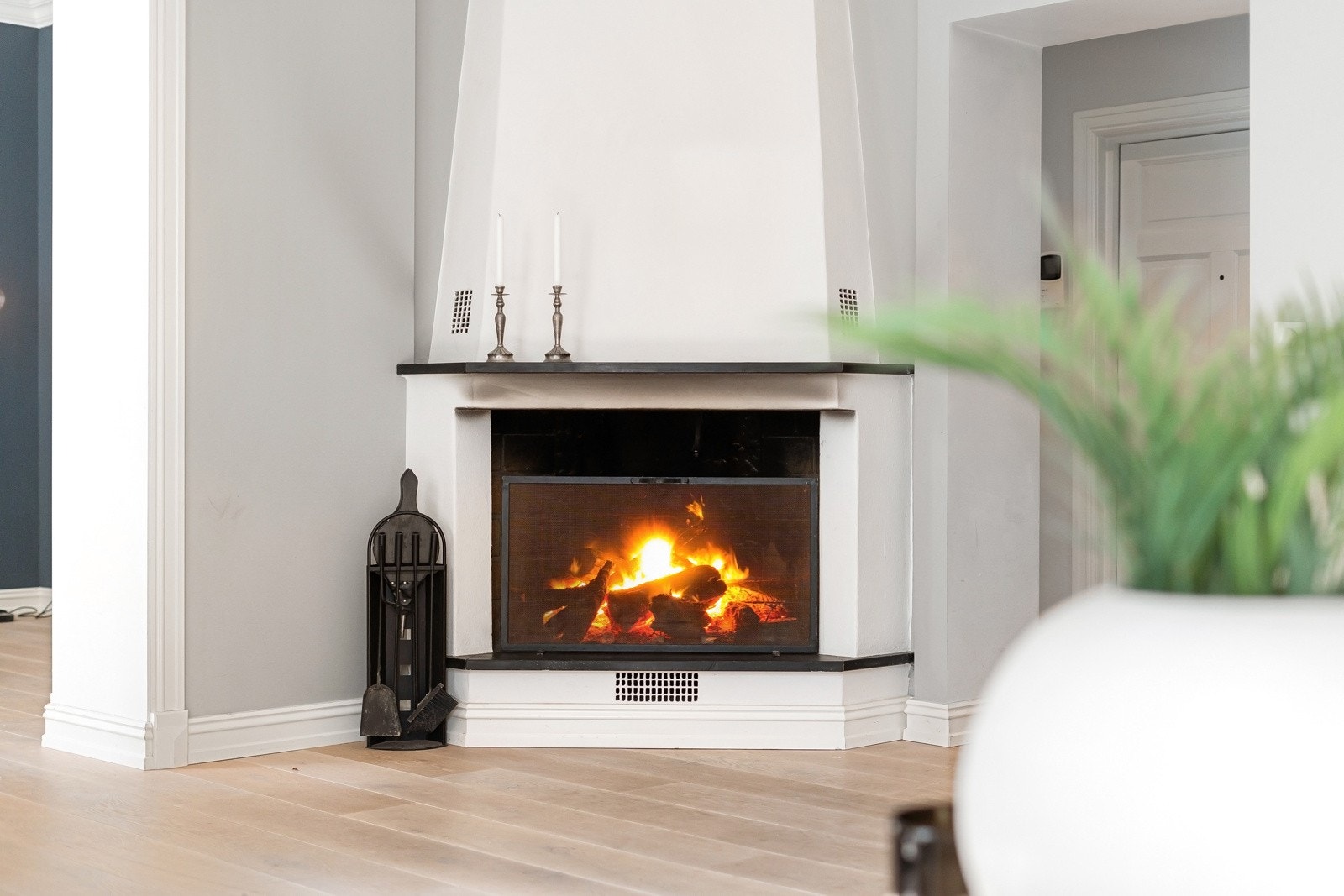 Elegant innmurt peis som skaper en lun og god atmosfære. Galleribilde