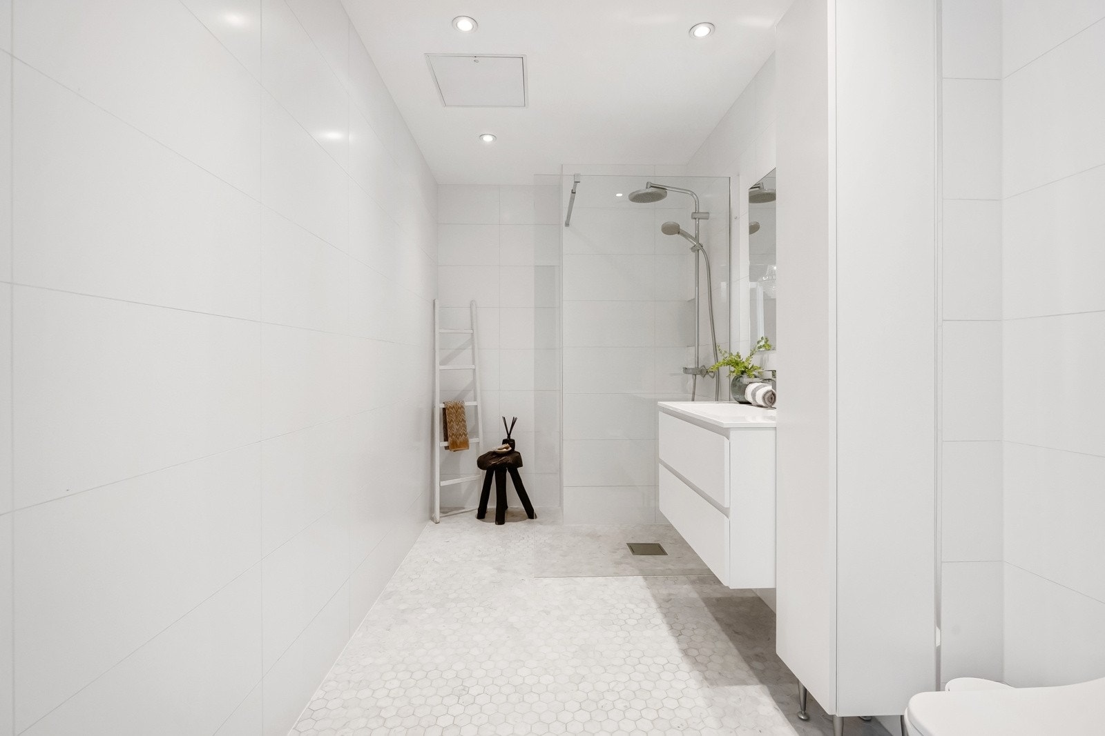 Godt utnyttet baderom med bl.a. lekre Carrara Hexagon marmorfliser på gulv. Galleribilde