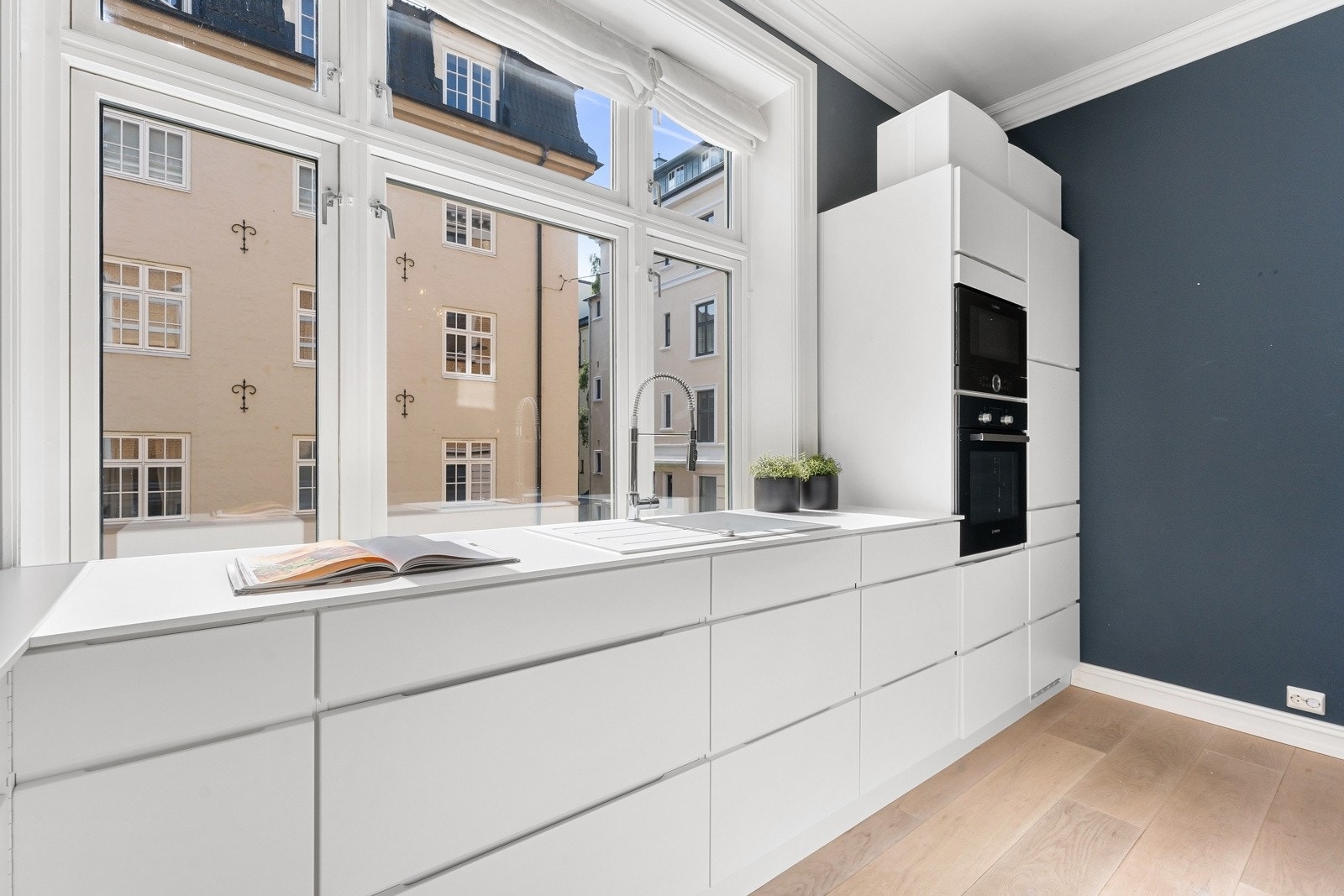 På lik linje med stuen er det høyt under taket og godt med innlys. Galleribilde