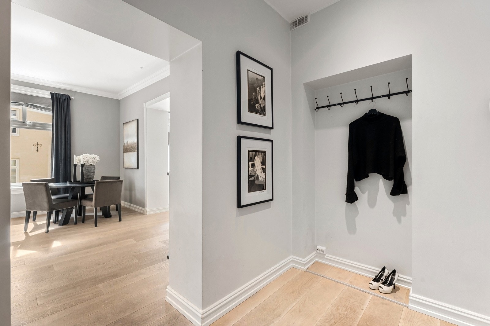 På motsatt vegg er er det innebygd knaggrekke og ellers rom for skohylle. Galleribilde