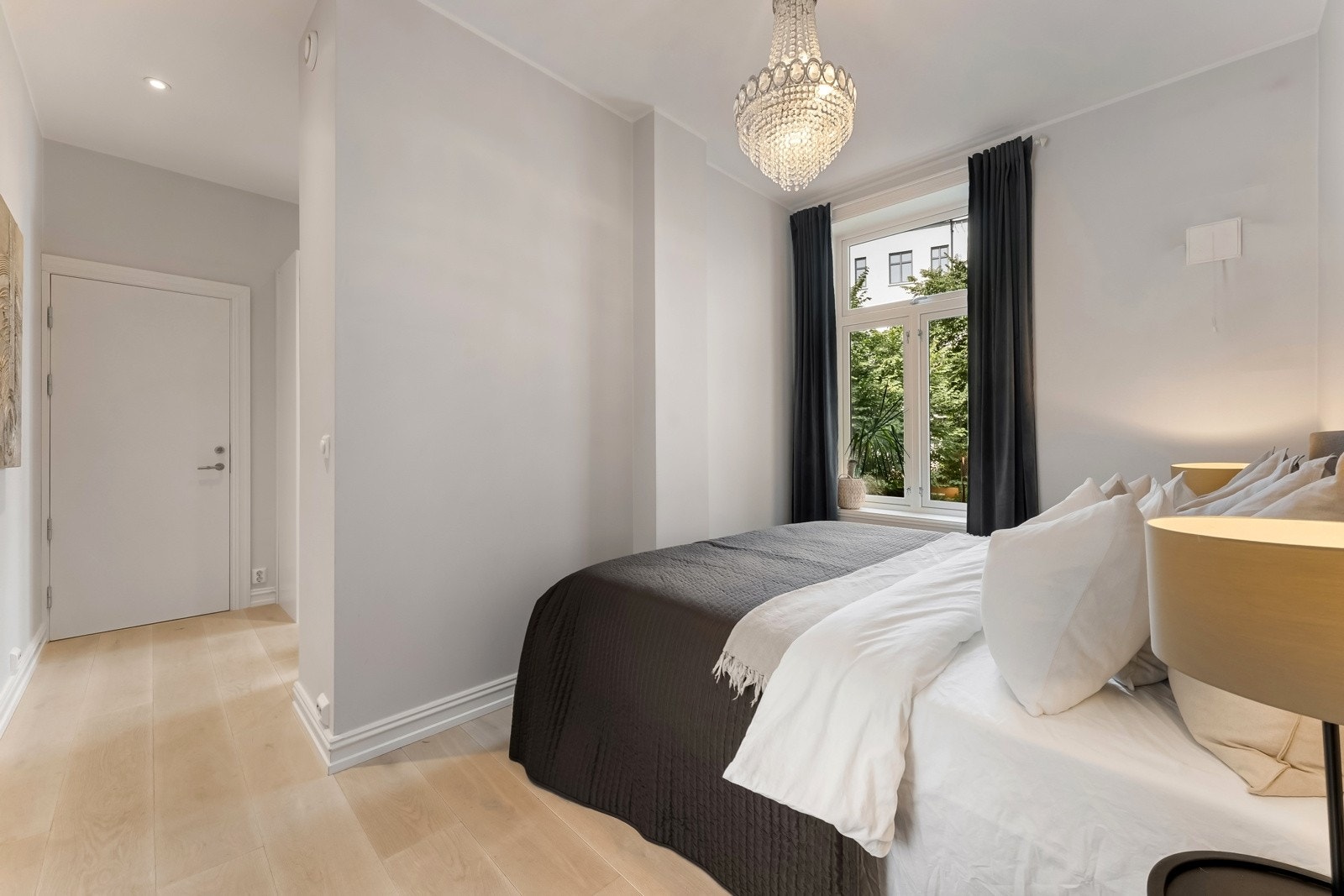 Vendt inn mot felles bakgård. Galleribilde