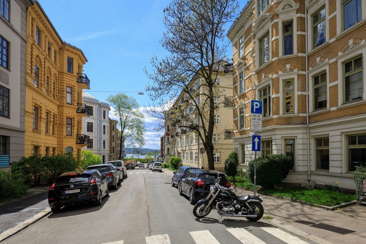 Beliggenheten gir kort gangavstand til flotte tur- og rekreasjonsområder som blant annet Skarpsnoparken, Frognerparken og Bygdøy. Galleribilde