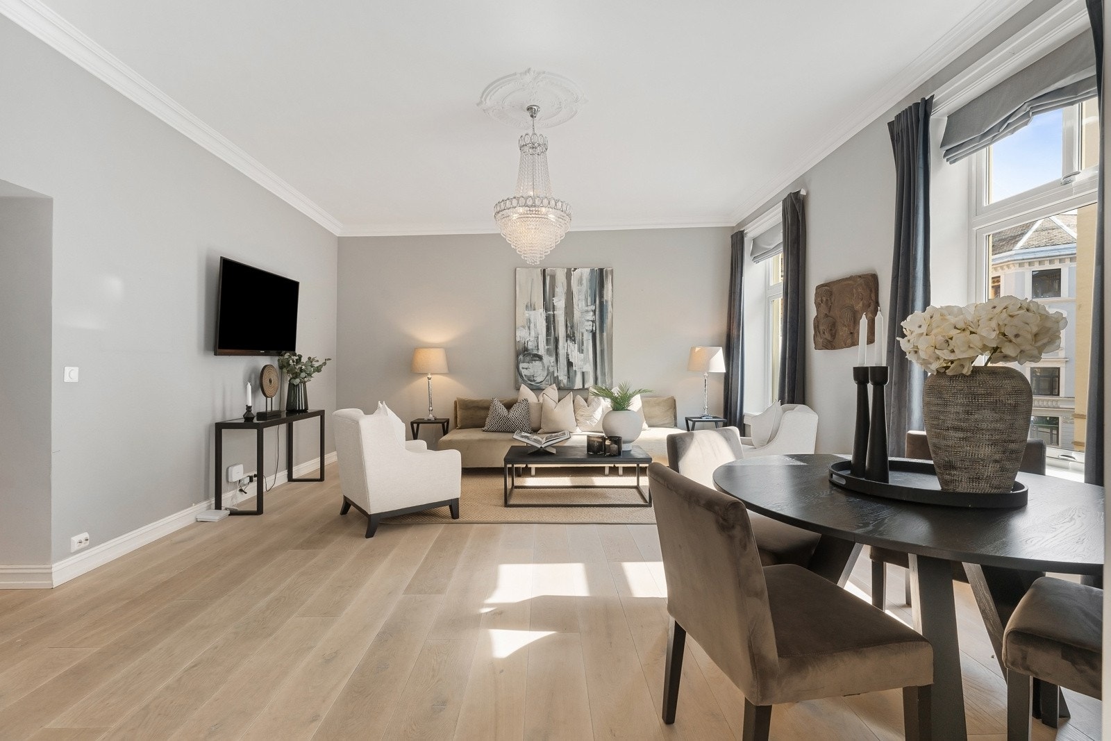 Stuen oppleves svært luftig med store vindusflater, takhøyde på nesten 3 meter og lyse overflater. Galleribilde