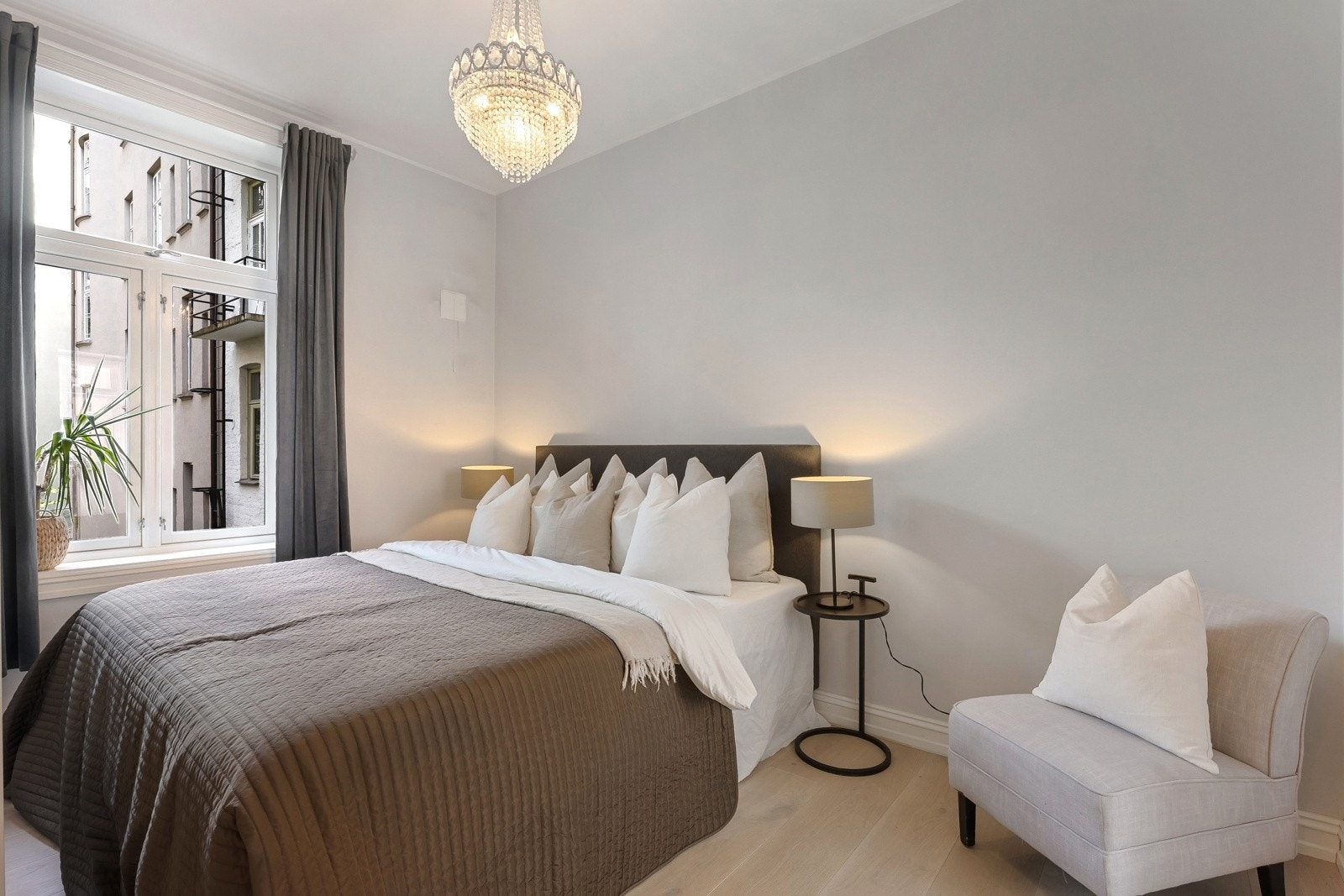 Hovedsoverommet ligger på andre siden av badet og er malt i delikate farger. Galleribilde