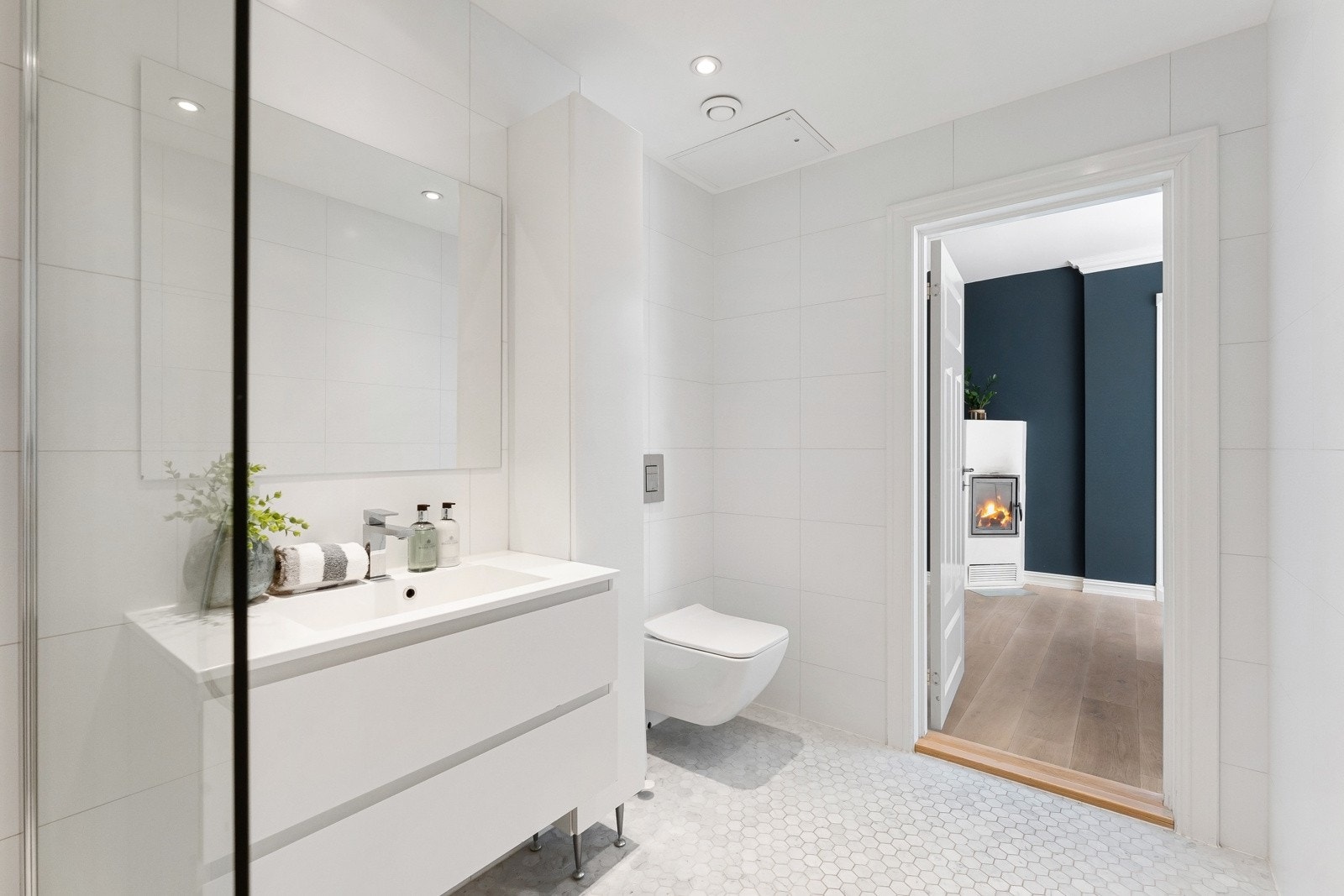 Videre er det downlights i himling, dusjhjørne, vegghengt toalett og gulvvarme. Galleribilde