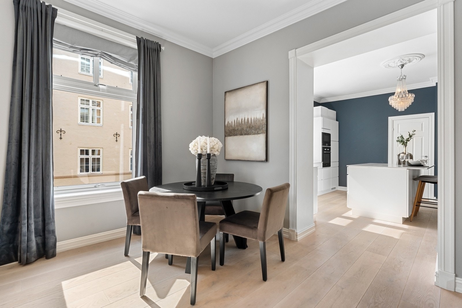 Plassering av spisesone vil fungere som et naturlig skille mellom stue og kjøkken. Galleribilde