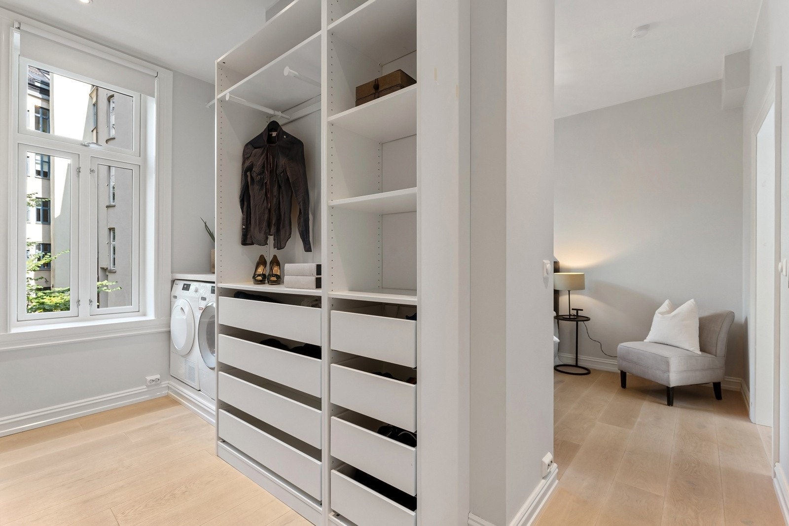 Walk-in closet med opplegg for vaskemaskin og tørketrommel. Galleribilde