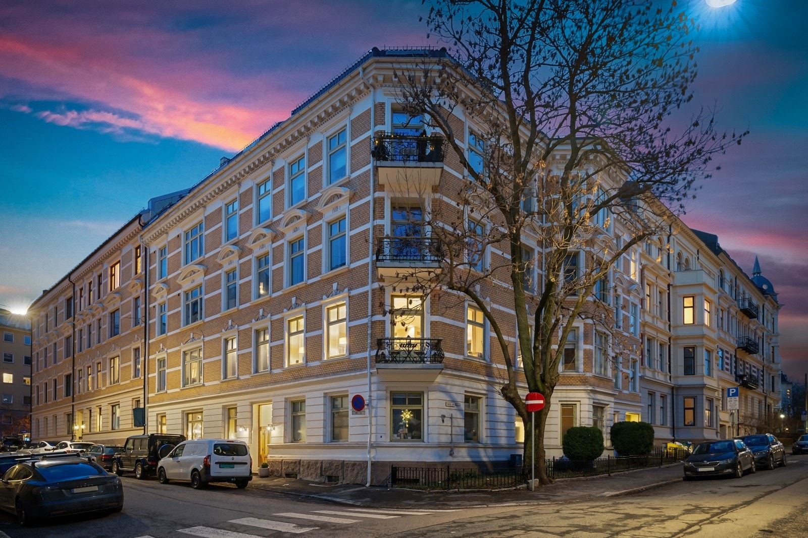 Boligen ligger i 2. etasje med mulighet for å kjøpe adgang til heis for kr 387 per måned. Galleribilde