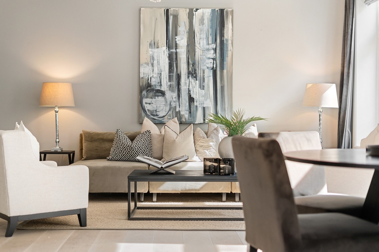 Oppholdsrommet er på 27 kvm. Galleribilde