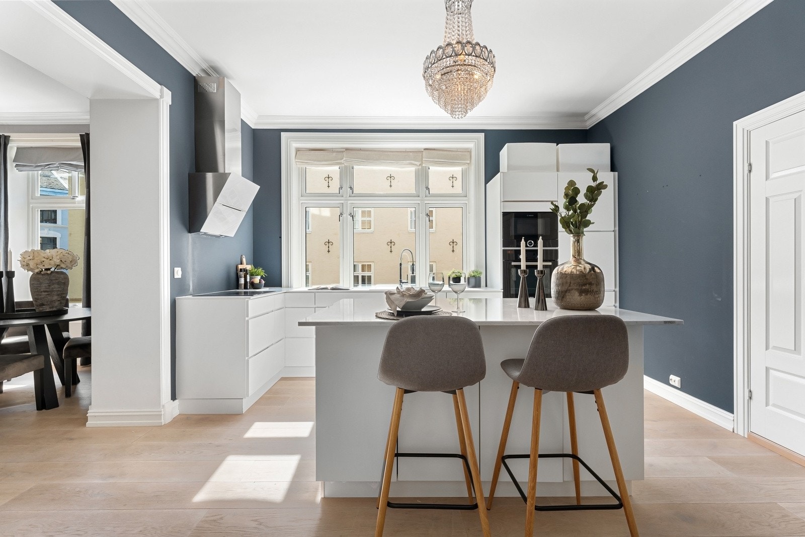 Kjøkkenøy med barløsning blir rommets midtpunkt, samtidig som det gir ekstra oppebevaringsplass. Galleribilde