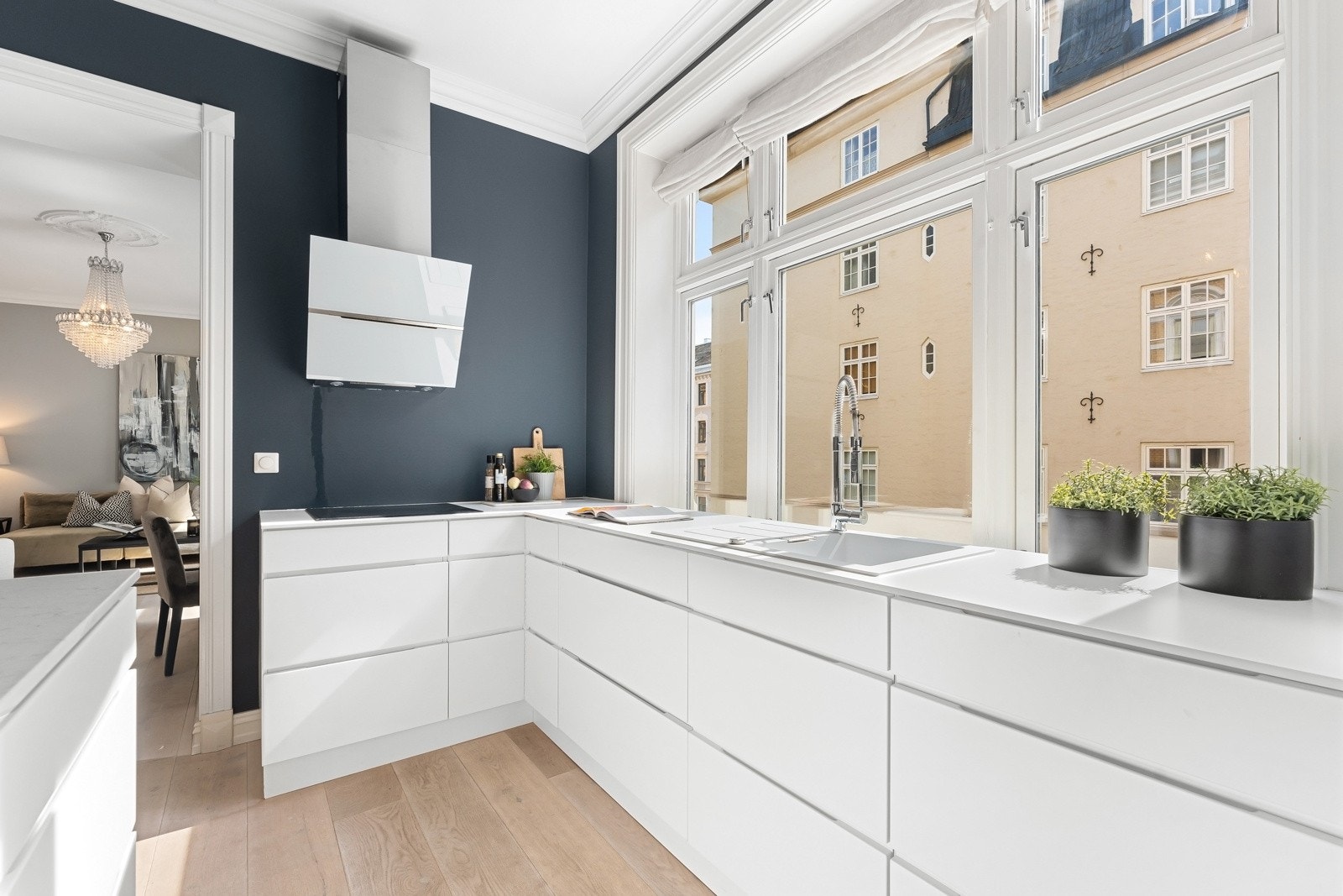 Utstyrt med integrert platetopp, komfyr, mikrobølgeovn, oppvaskmaskin, kjøleskap og fryser. Galleribilde