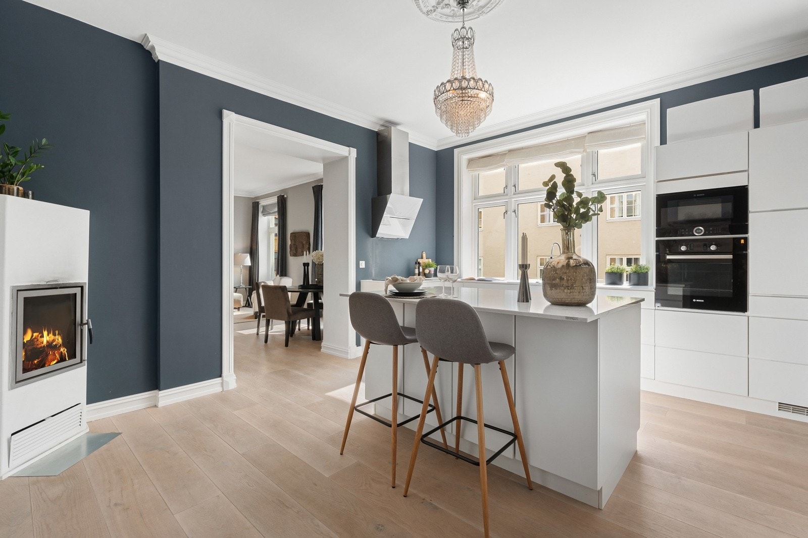 Kjøkkenet på 20 kvm har en fin og tilbaketrukket beliggenhet. Galleribilde