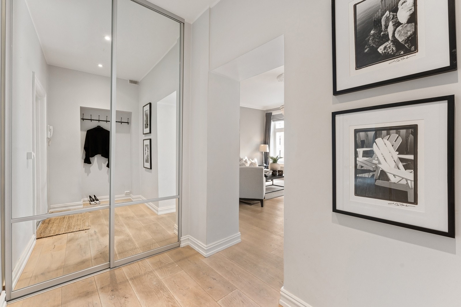 Velkommen inn! Entréen er romslig og innbydende med skyvedørsgarderobe. Galleribilde