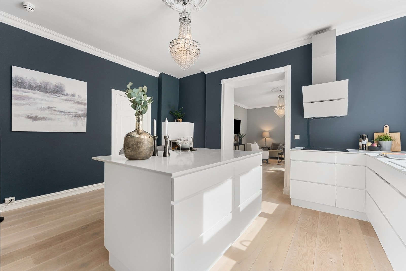 Moderne utrykk med hvite slette fronter og benkeplate av stein. Galleribilde