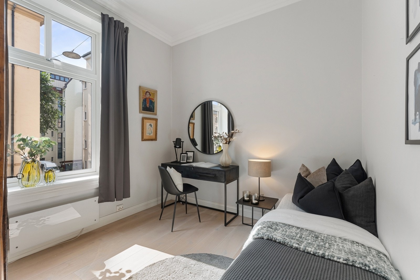 Soverom II er romslig og føles enda større med takhøyde på 3 meter. Galleribilde