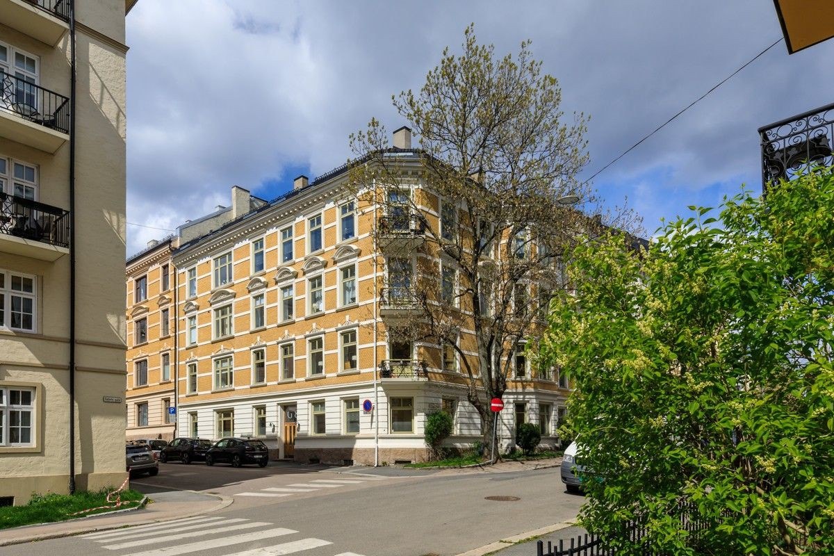 Vakker bygård fra 1900-tallet med inngjerdet og pent opparbeidet bakgård med brostein og sittegrupper. Galleribilde