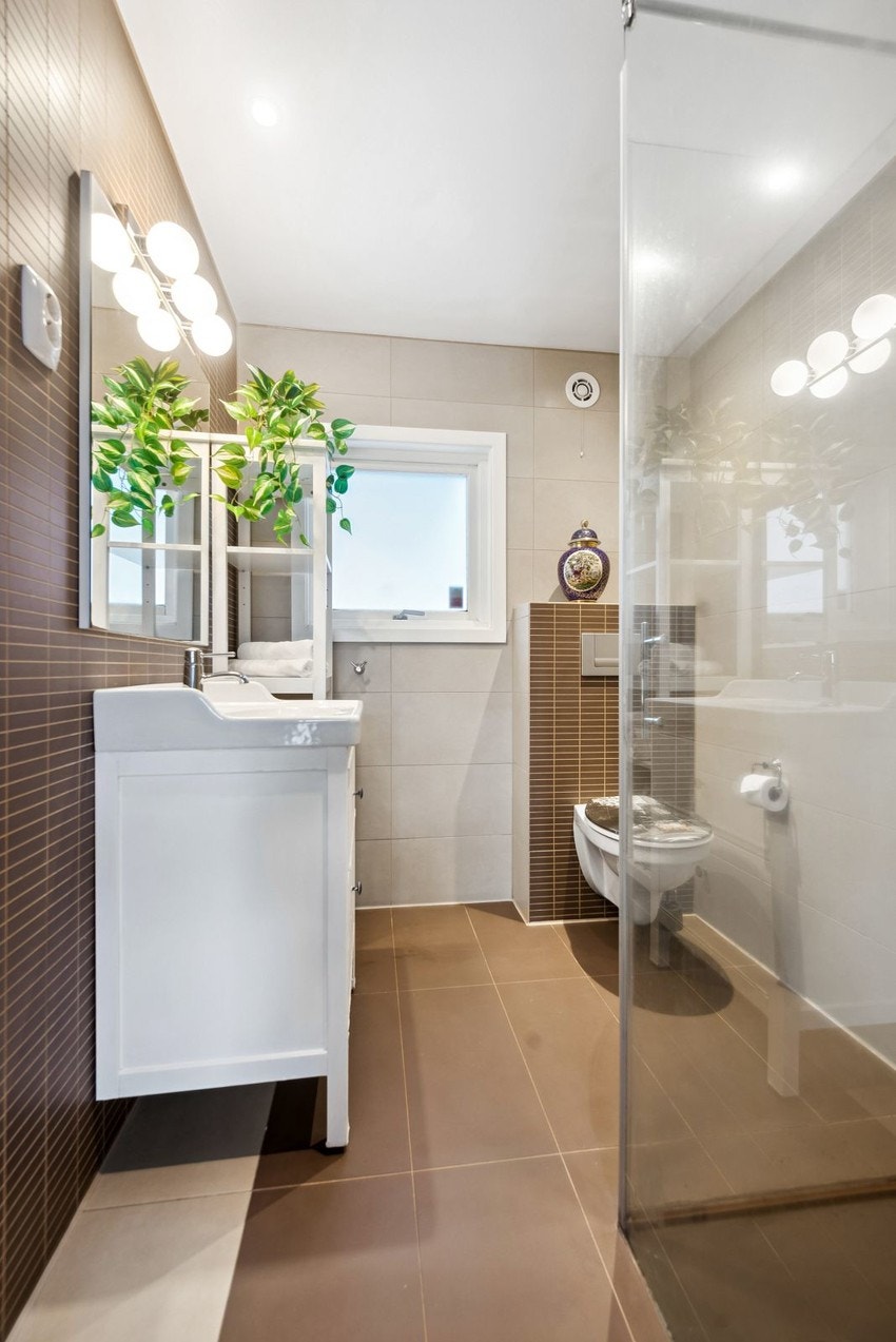 Den åpne løsningen gjør det enkelt for hobbykokken å holde kontakt med gjestene rundt spisebordet. Galleribilde