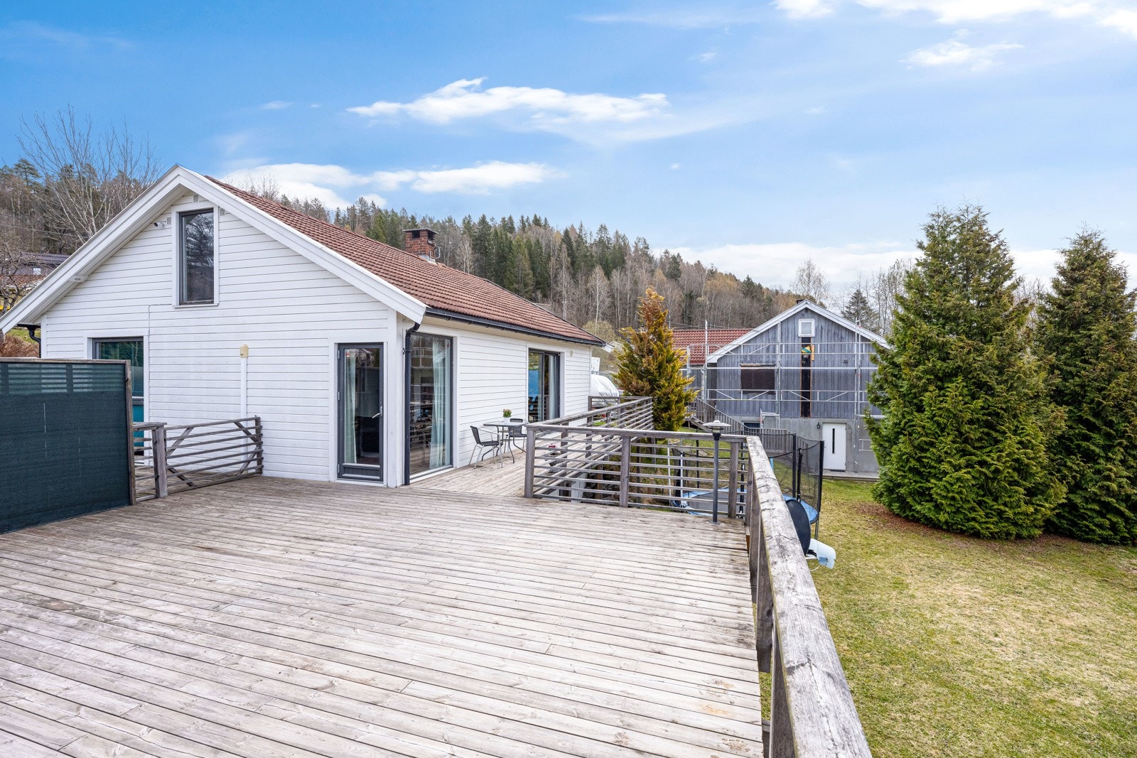 Terrassen har gode solforhold, landlig utsikt og god plass til flere soner med utemøbler. Under terrassen er det en utebod på 15 kvm. Galleribilde