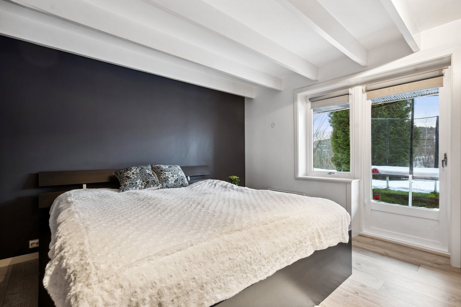 I trapperommet er det også plass til oppbevaringsmøbler. Galleribilde