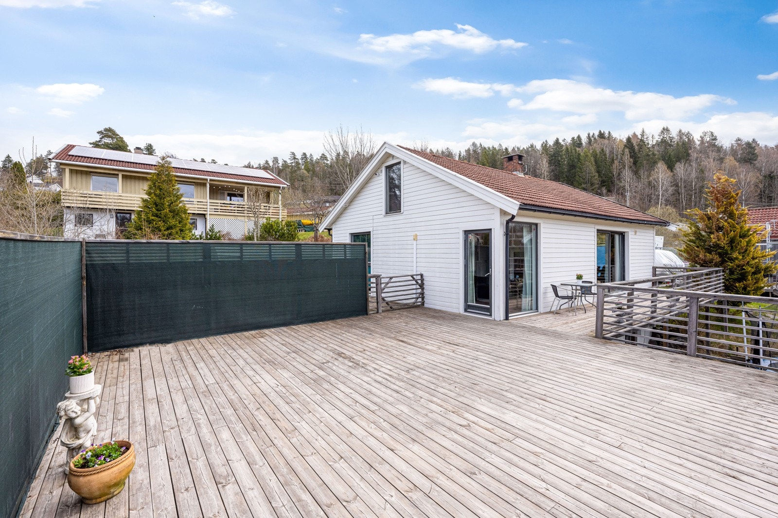 Velkommen til Nordre Åros vei 11. Her har du en stor terrasse på 82 kvm. Nyt sommerdagene i solen Galleribilde