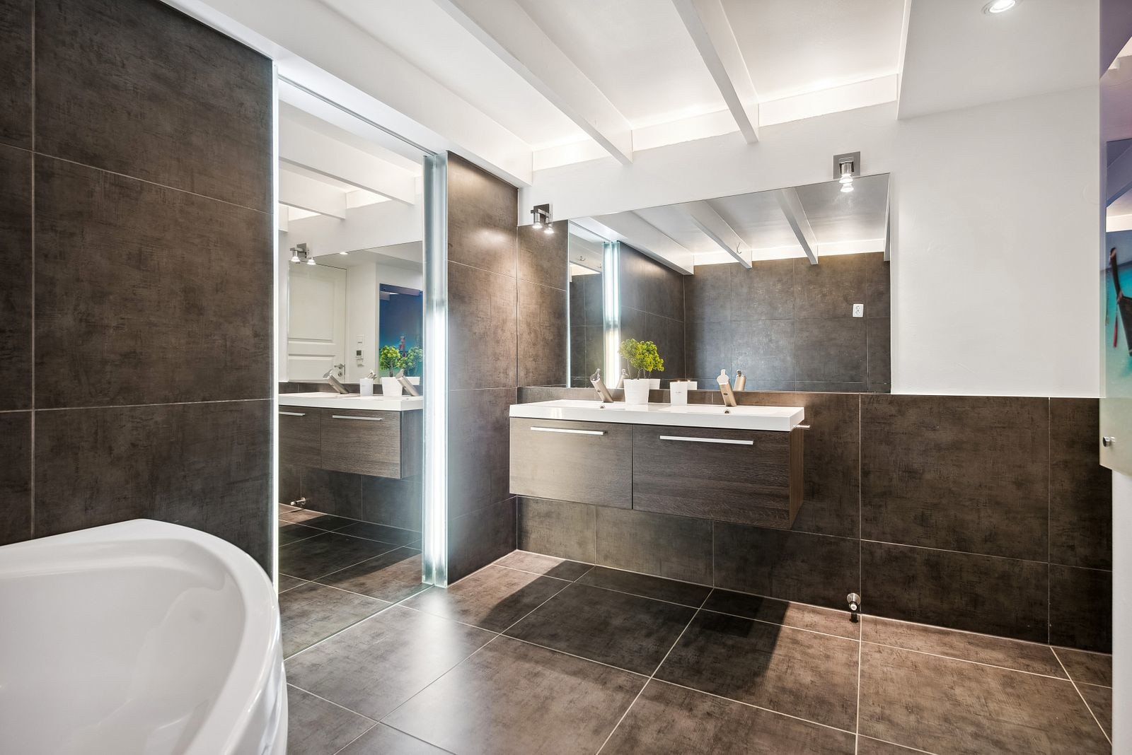 I underetasjen er det også et romslig og tiltalende bad. Galleribilde