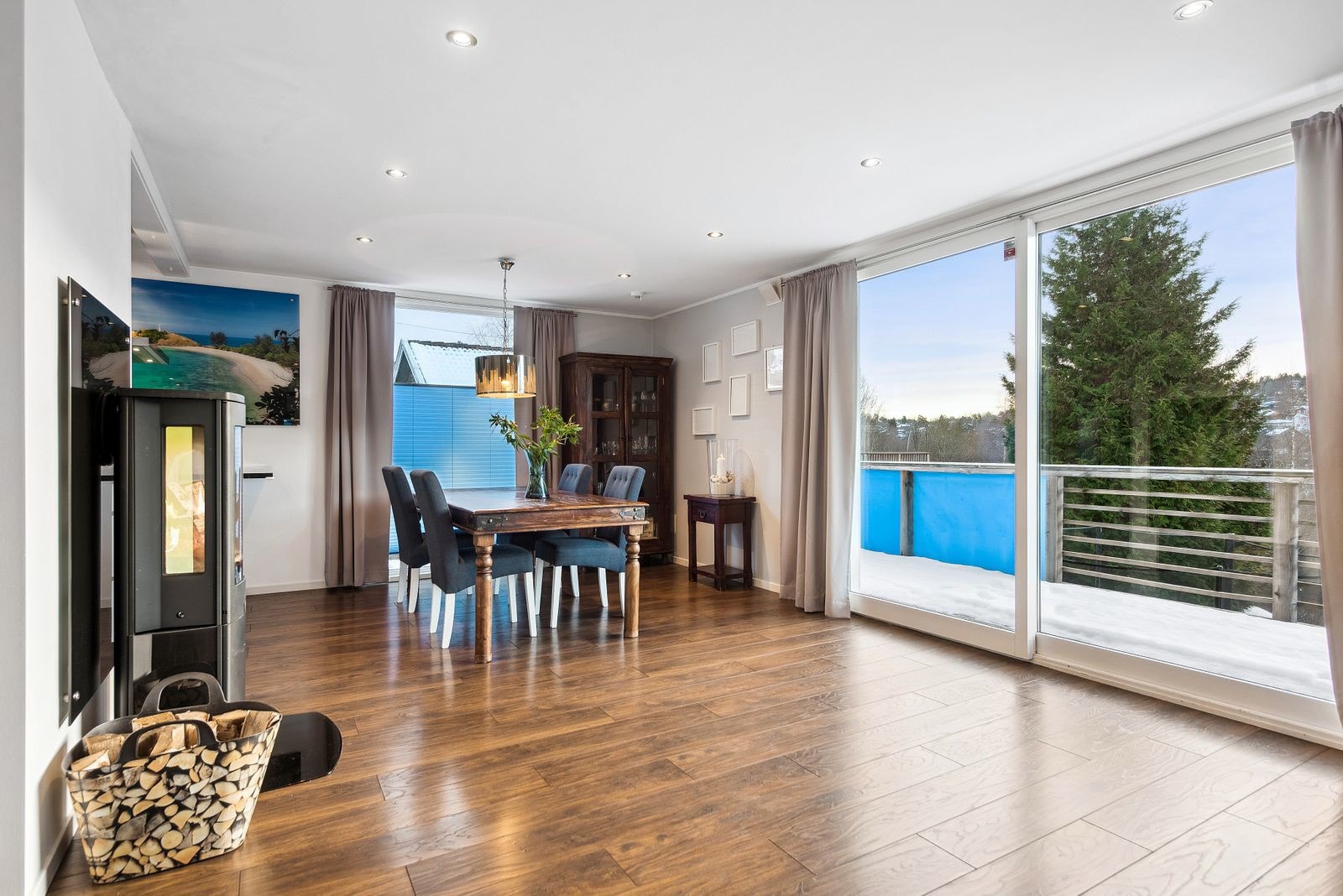 Det er åpen løsning mot kjøkkenet, dermed glir de ulike sonene naturlig over i hverandre. Galleribilde