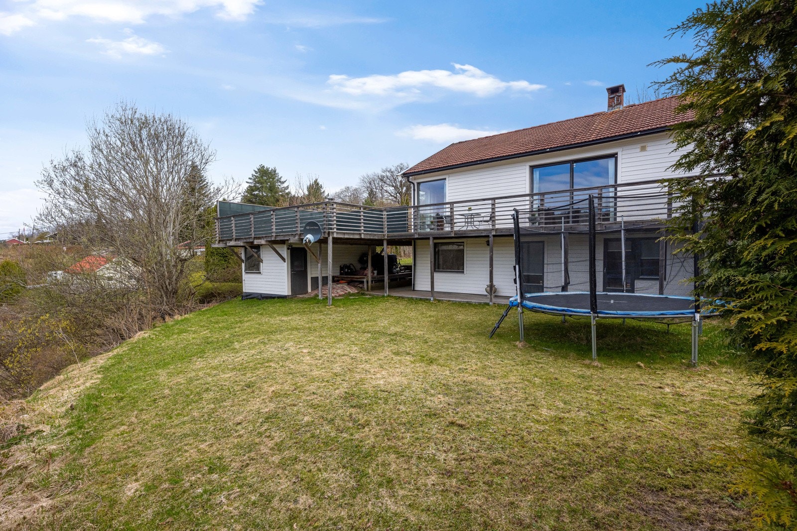 Eiendommen har stor hage med god plass til lek for barna. Galleribilde