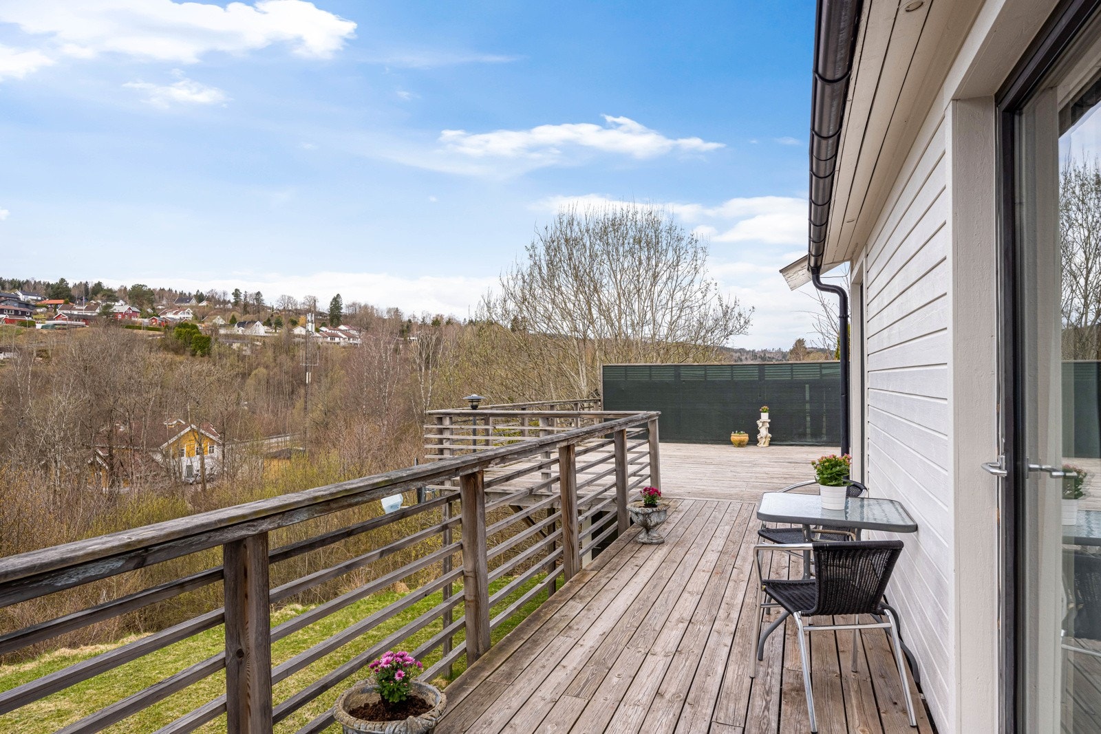 Terrassen i 1. etasje er på ca. 82 kvm, så her er det massevis av boltreplass for både liten og stor. Galleribilde