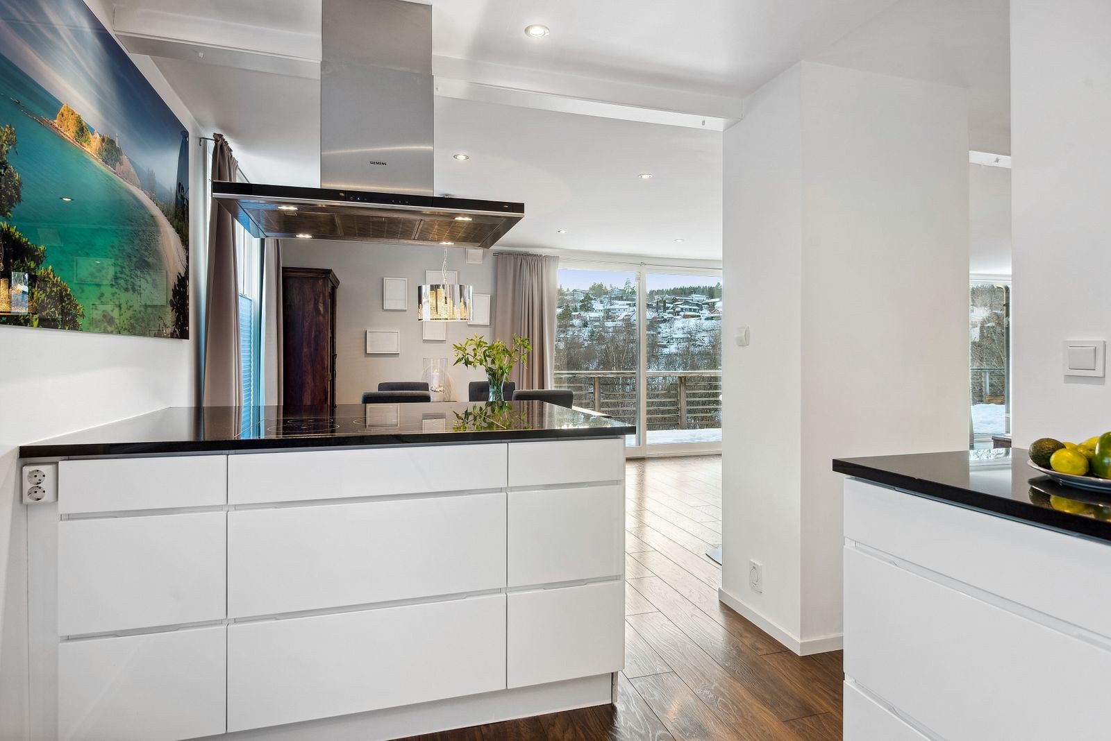 Vi beveger oss inn igjen og videre til kjøkkenet. Galleribilde