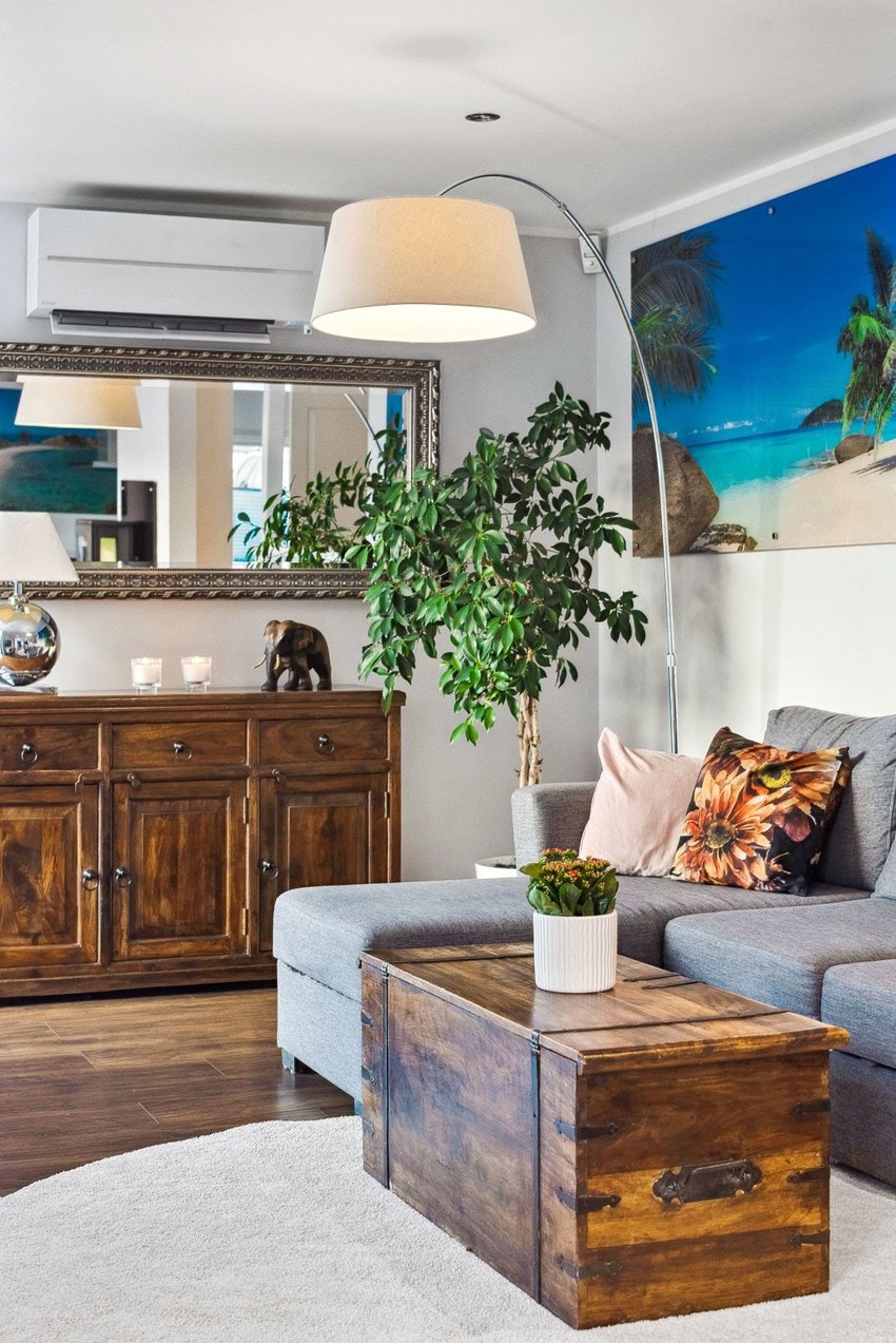 Fra stuen er det utgang til terrasse. Varmepumpen sørger for lun varme vinterstid og avkjøling om sommeren. Galleribilde