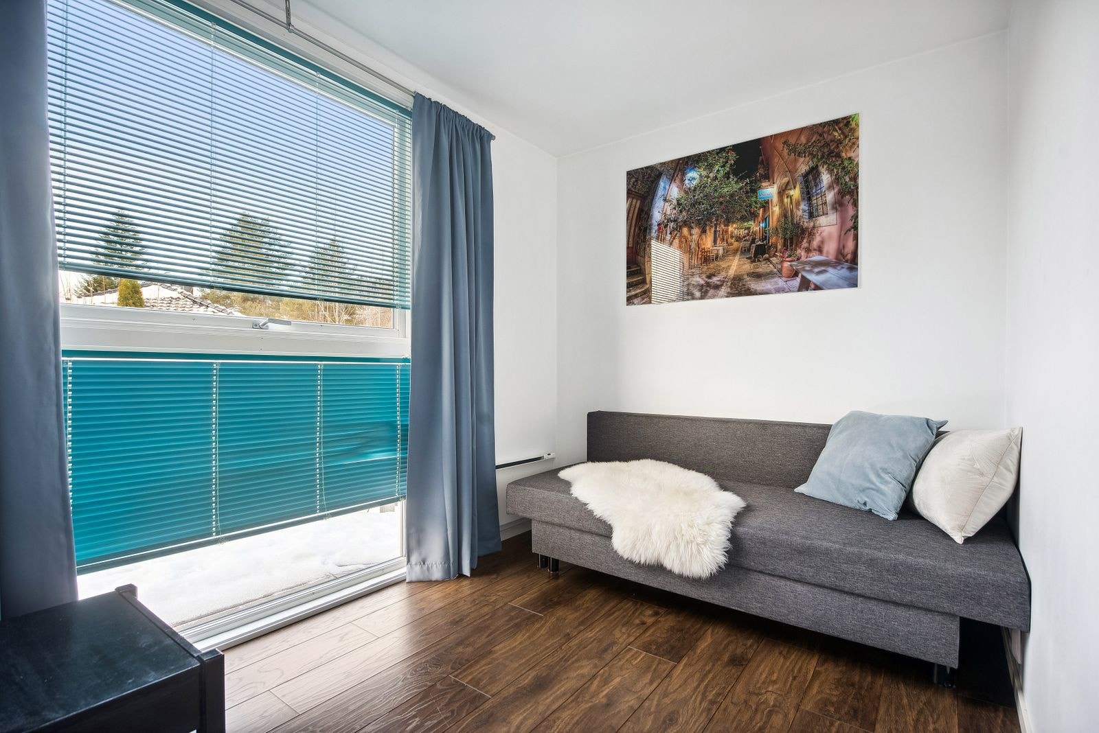 Badet har vegghengt toalett og servant med skuffer under. Galleribilde